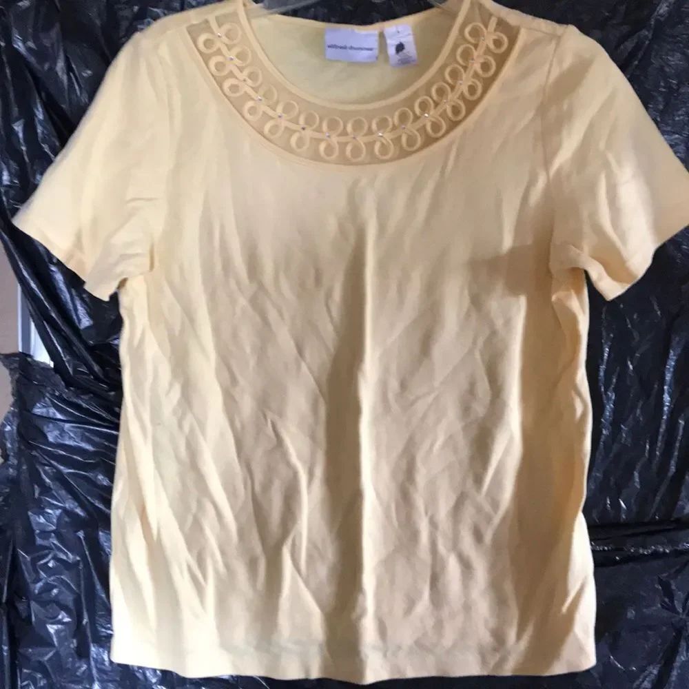 Alfred Dunner Yellow Lace Design Top sz. S EUC